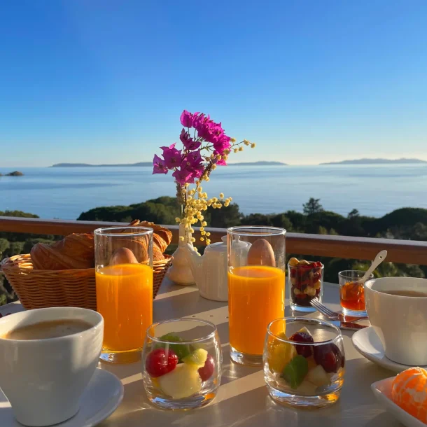 Petit déjeuner location hôtel Le Lavandou